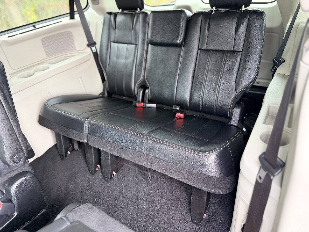 Used 2013 Chrysler Town & Country Touring FWD image 11