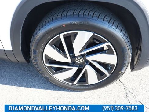 Used 2025 Volkswagen Atlas SE image 28