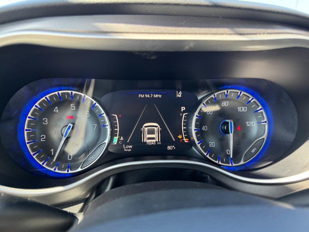 Used 2023 Chrysler Pacifica Touring-L FWD image 23