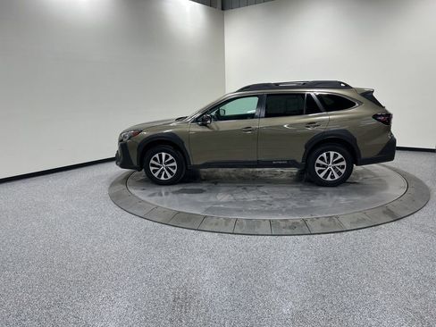 Used 2023 Subaru Outback Premium image 9