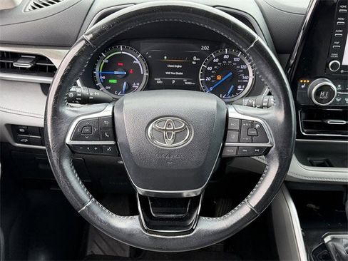 Used 2020 Toyota Highlander XLE image 13