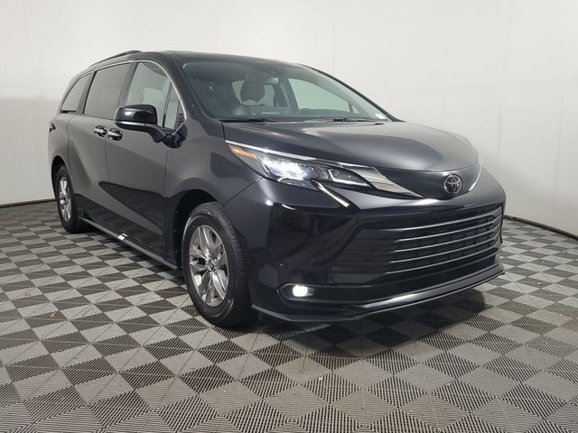 Used 2026 Toyota Sienna XLE FWD image 3