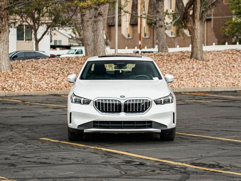 Used 2025 BMW i5 xDrive40 w/ Premium Package image 2