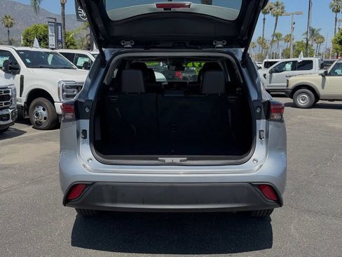 Used 2025 Toyota Highlander XLE FWD image 12