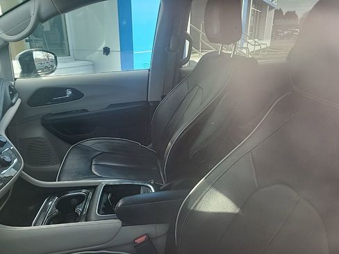 Used 2023 Chrysler Pacifica Limited image 22