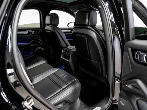 Used 2023 Porsche Cayenne Platinum Edition image 31