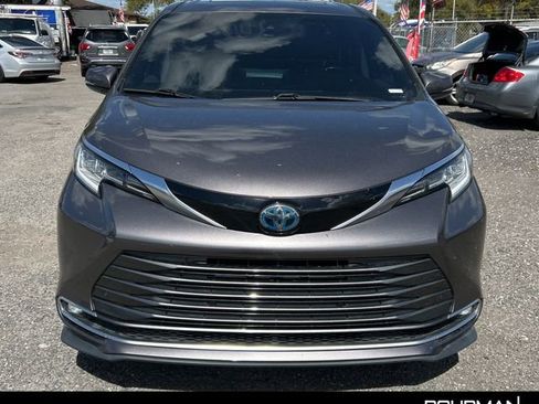 Used 2021 Toyota Sienna Limited image 8