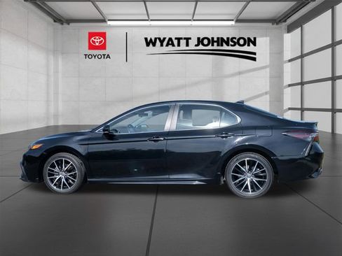 Used 2023 Toyota Camry SE FWD image 2