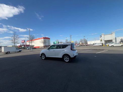 Used 2025 Kia Soul LX w/ LX Technology Package FWD image 16