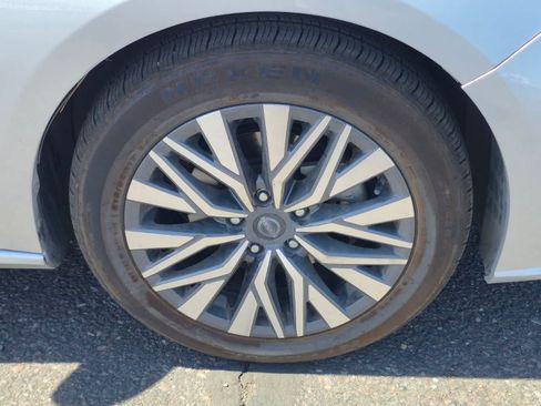Used 2024 Nissan Altima 2.5 SV FWD image 9