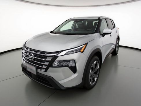 Used 2025 Nissan Rogue SV image 3