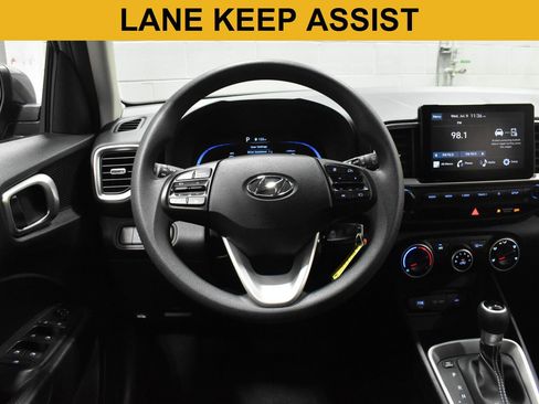 Used 2024 Hyundai Venue SE FWD image 4