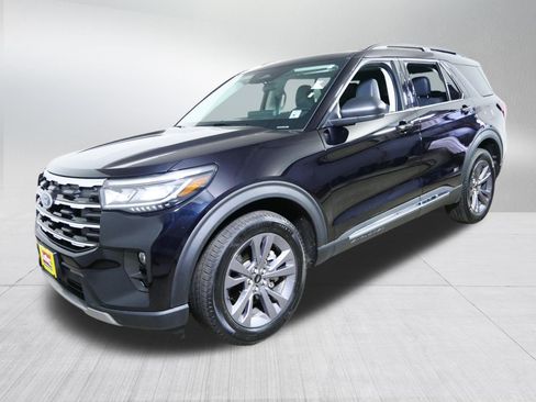 Used 2025 Ford Explorer Active w/ Active Comfort Package AWD/4WD image 3