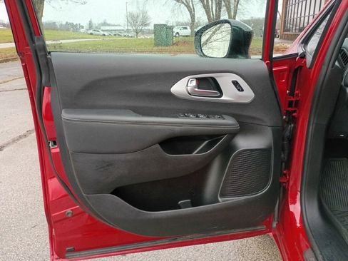 Used 2024 Chrysler Pacifica Touring-L w/ S Appearance Package image 17