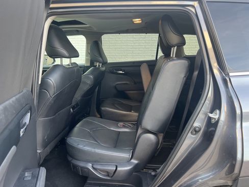 Used 2023 Toyota Highlander XLE image 12