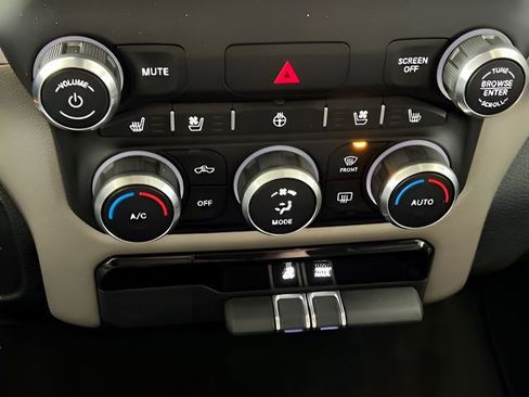 Used 2021 RAM 1500 Laramie AWD/4WD image 28