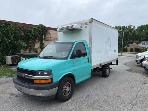 Used 2017 Chevrolet Express 3500 RWD image 2