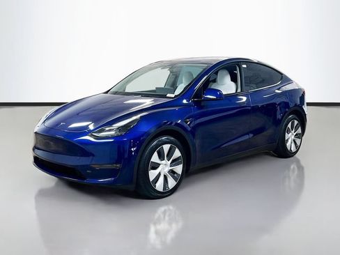 Used 2024 Tesla Model Y Long Range AWD/4WD image 3