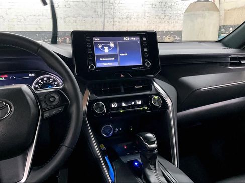 Used 2021 Toyota Venza XLE image 9