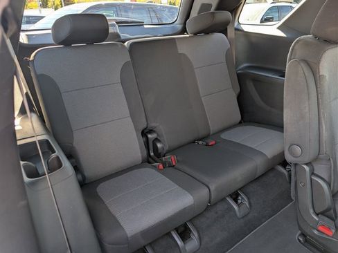 Used 2023 Chevrolet Traverse LT image 19