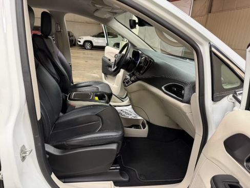 Used 2024 Chrysler Pacifica Limited FWD image 32