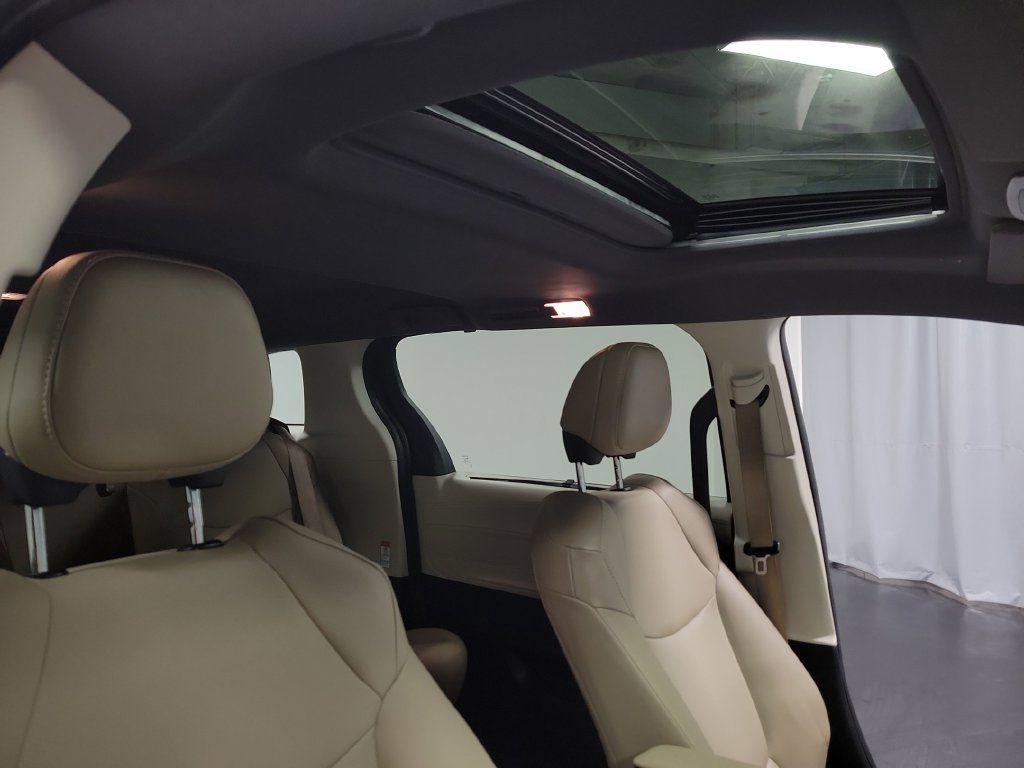 Used 2022 Toyota Sienna XLE FWD image 38