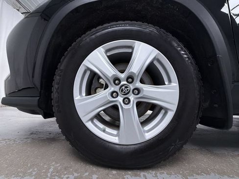 Used 2022 Toyota Highlander LE AWD/4WD image 14