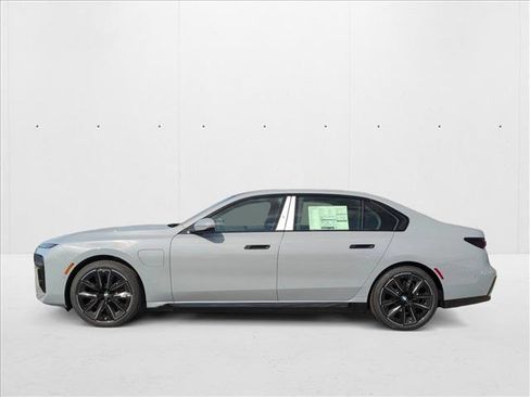 New 2025 BMW 750e xDrive w/ Premium Package image 5