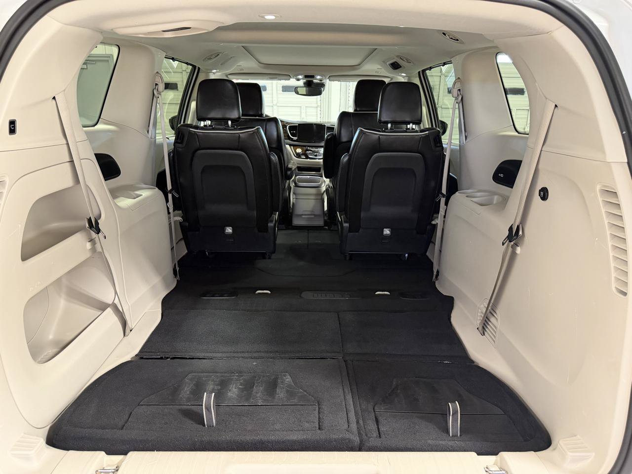 Used 2023 Chrysler Pacifica Limited FWD image 9