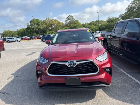 Used 2024 Toyota Highlander Limited AWD/4WD image 2