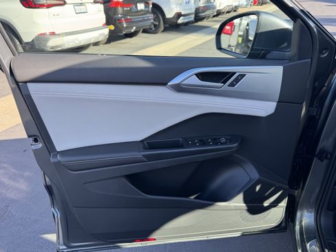 Certified 2025 Volkswagen Taos SE image 14