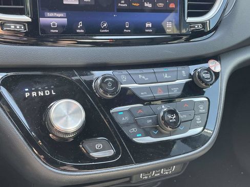 Certified 2025 Chrysler Pacifica Select FWD image 35