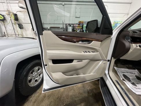 Used 2016 Cadillac Escalade Luxury image 13