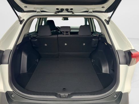 Used 2022 Toyota RAV4 LE FWD image 9