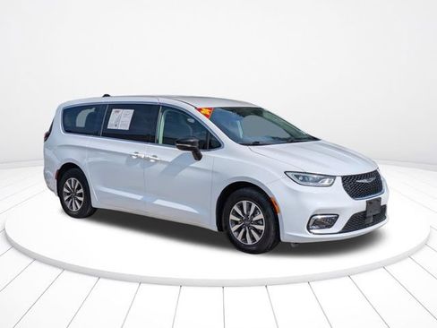 Used 2024 Chrysler Pacifica Limited FWD image 2