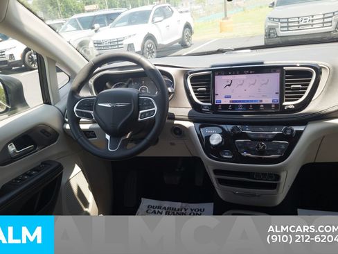 Used 2023 Chrysler Pacifica Touring-L FWD image 21