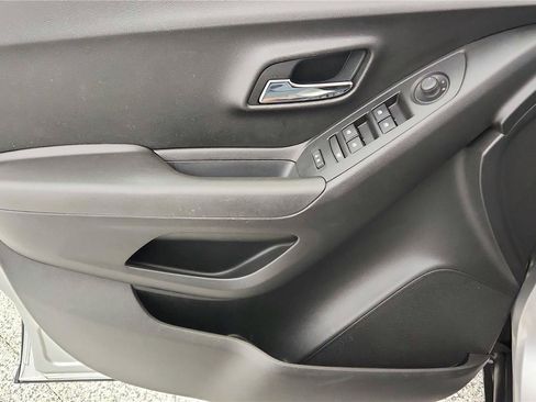 Used 2019 Chevrolet Trax LT w/ LT Convenience Package FWD image 32