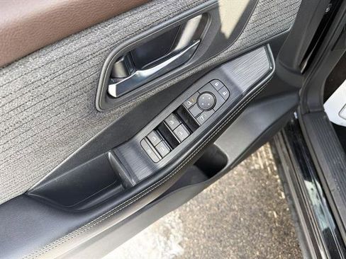 Used 2023 Nissan Rogue SV image 38