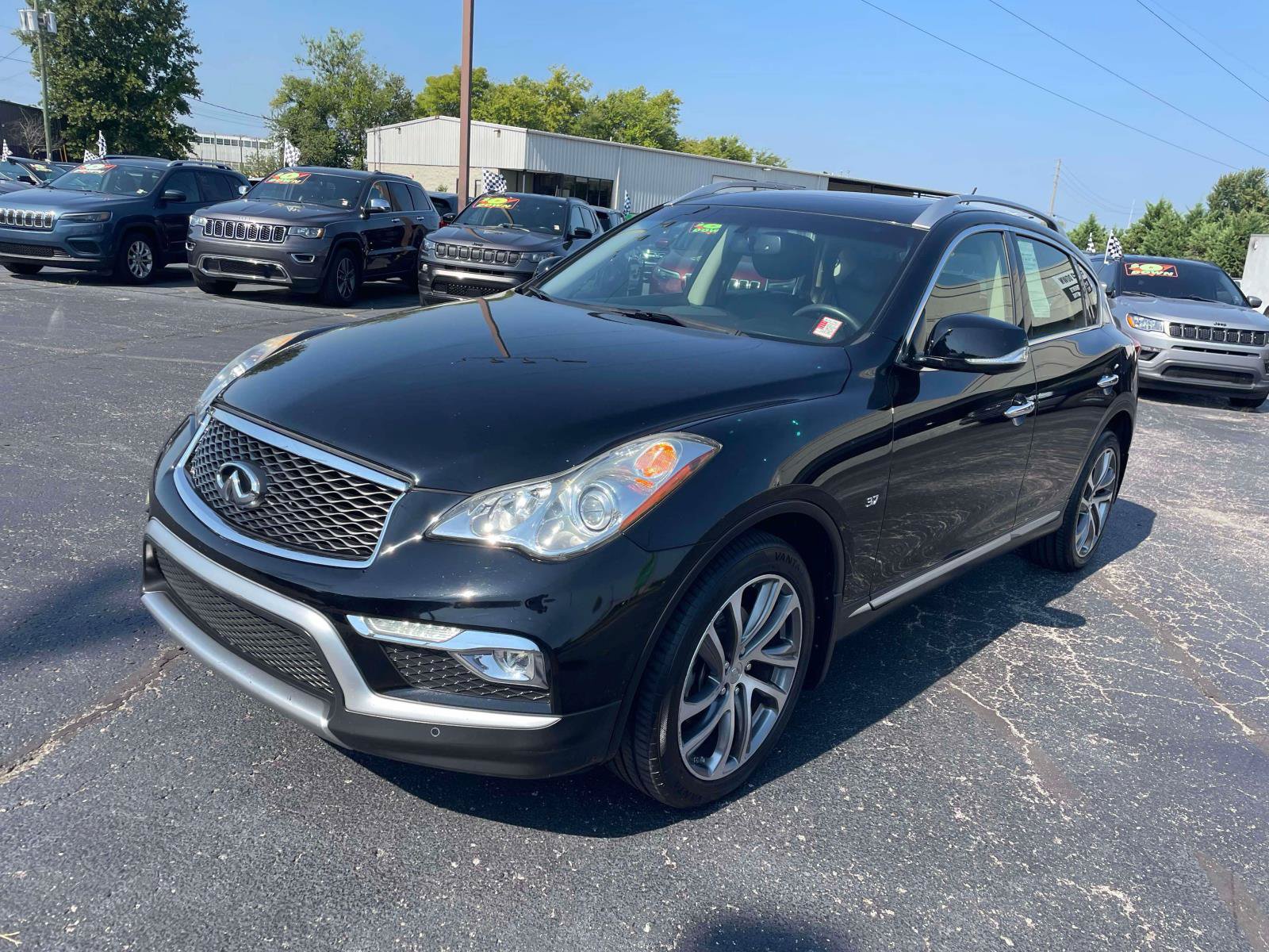 Used 2017 INFINITI QX50 2WD w/ Deluxe Touring Package image 3