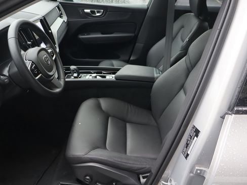 Used 2025 Volvo XC60 B5 Plus image 16