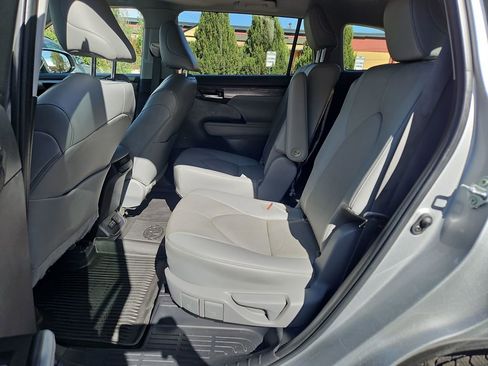 Used 2023 Toyota Highlander Limited FWD image 25