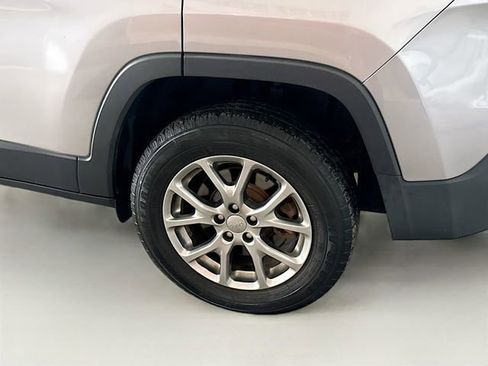 Used 2018 Jeep Cherokee Latitude Plus w/ Cold Weather Group image 30