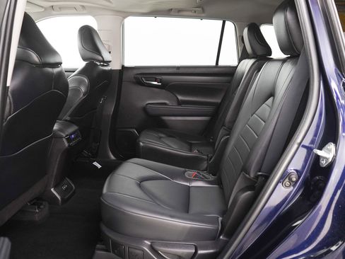 Used 2022 Toyota Highlander XLE image 16