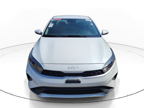 Used 2022 Kia Forte LXS w/ LXS Technology Package FWD image 2