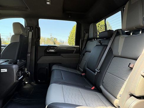 Used 2025 Chevrolet Silverado 2500 ZR2 w/ Technology Package image 9