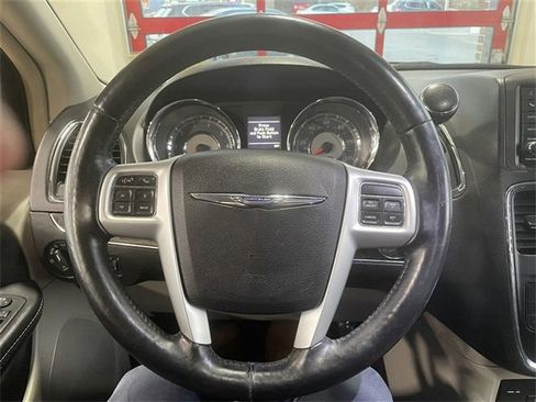 Used 2015 Chrysler Town & Country Touring-L w/ Driver Convenience Group image 15