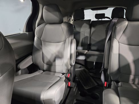 Used 2023 Toyota Sienna XLE FWD image 12