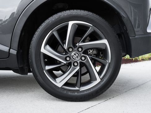 Used 2022 Toyota C-HR Limited FWD image 13