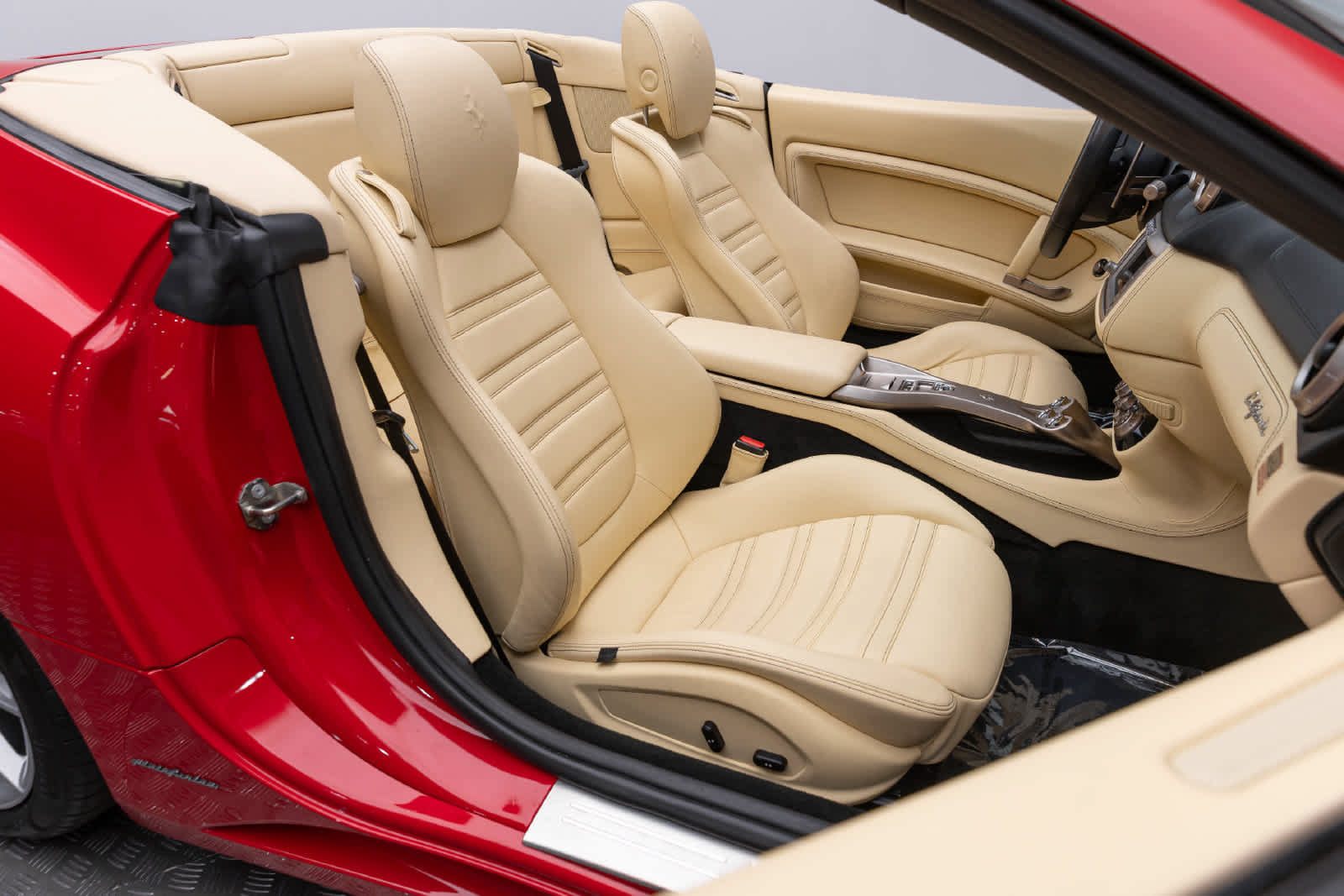 Used 2010 Ferrari California RWD image 10