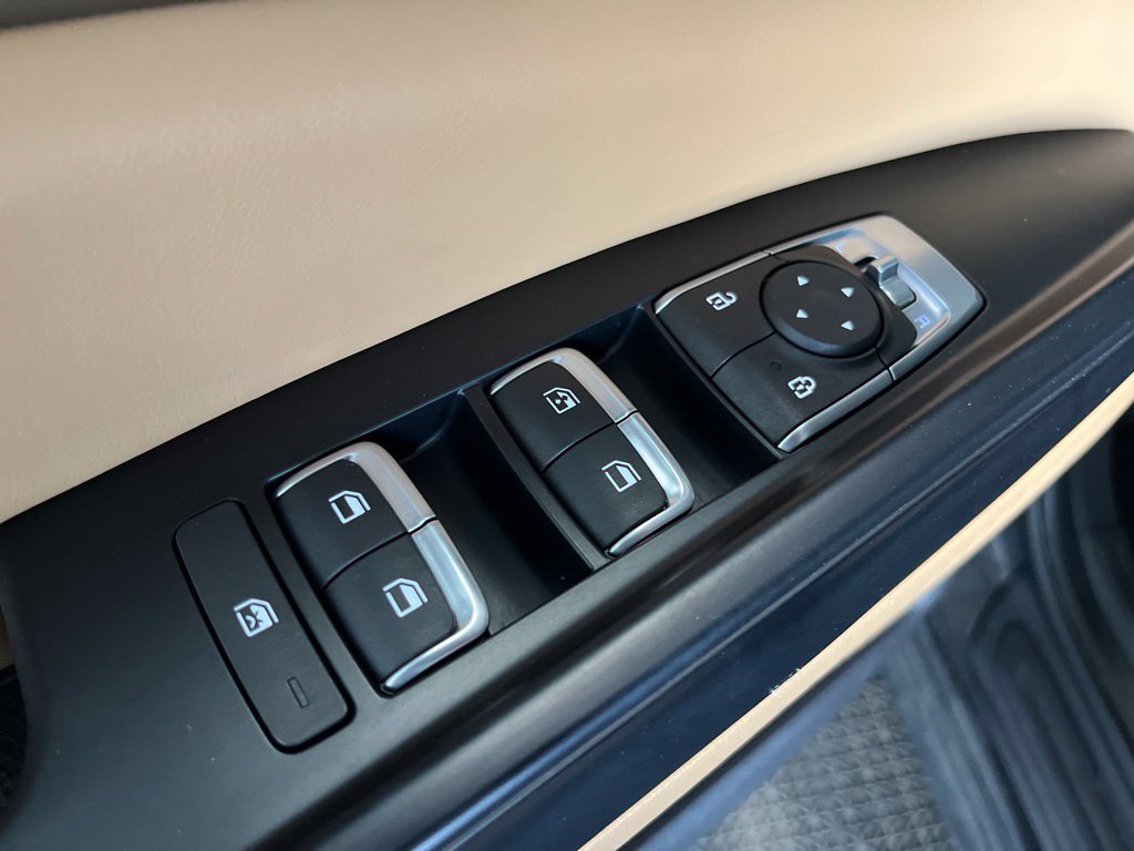 Used 2024 Kia Carnival LX FWD image 4